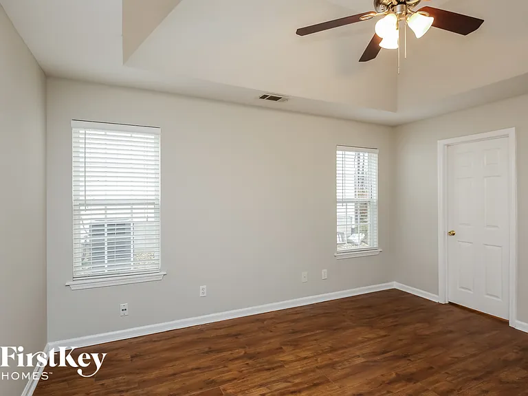 900 Charleston Ct — Photo 11