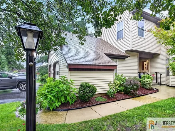 5 Hillsborough Dr, Monroe Township, NJ 08831