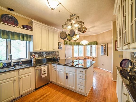 Kitchen (less furniture).