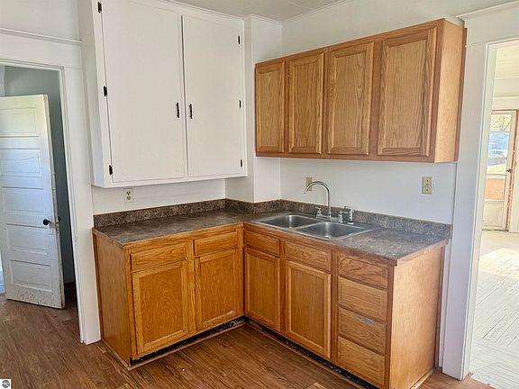 5th image of 222 Rockingham Ave