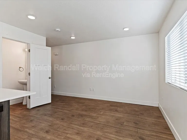 1177 W Shady Brook Ln #4 — Photo 2