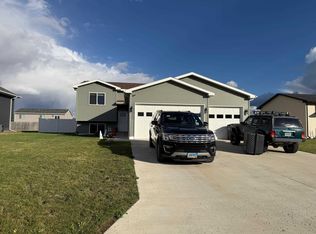 325 6th Ave SW, Surrey, ND 58785
