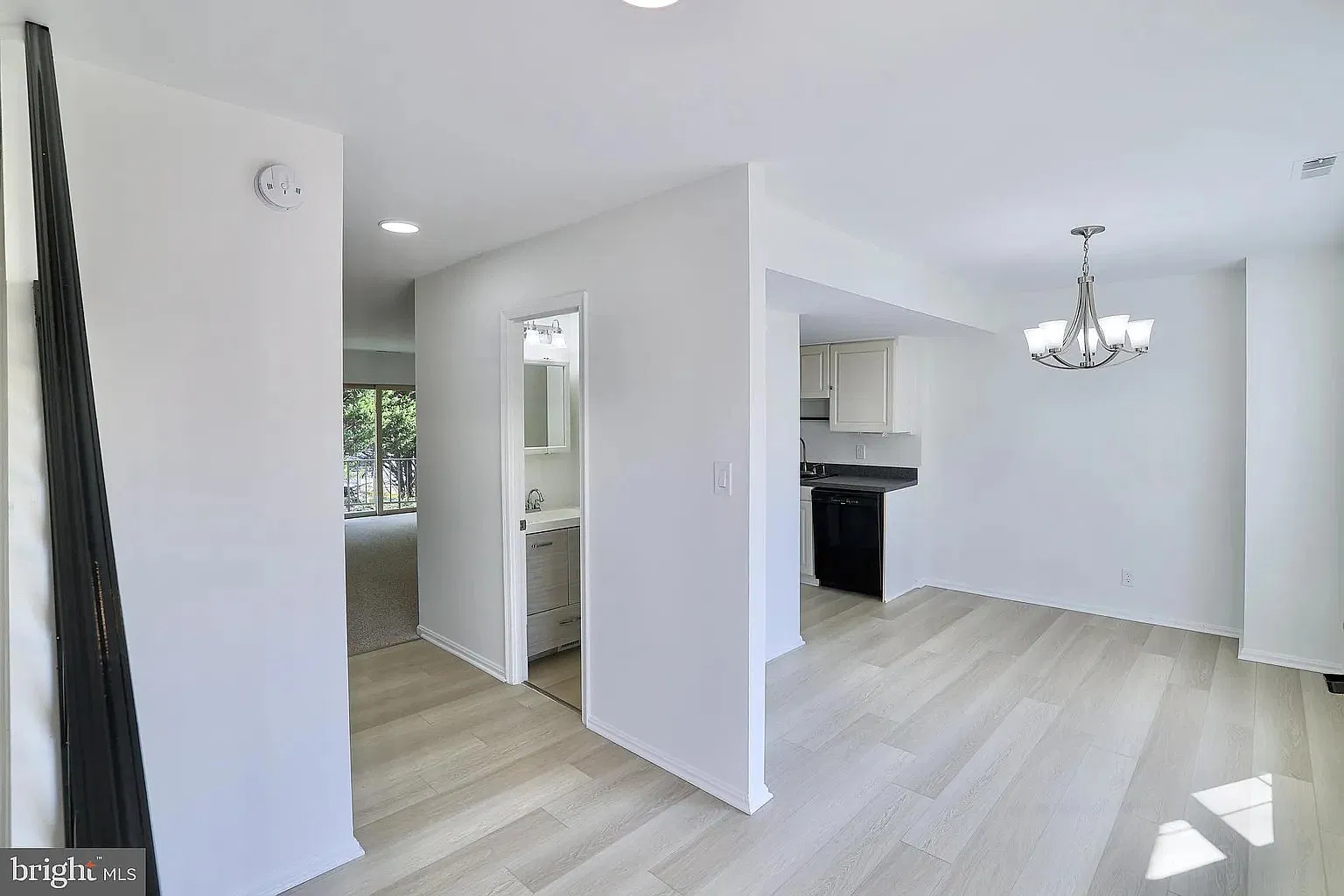 4 bed, 2.5 bath, 2100 sqft, $3,250 — Photo 3
