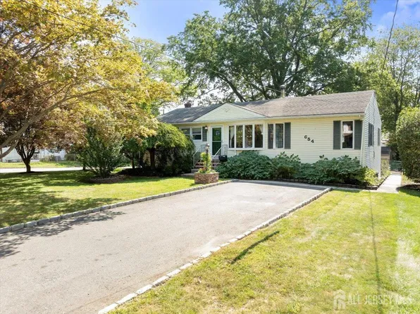 654 E Woodbridge Ave, Avenel, NJ 07001