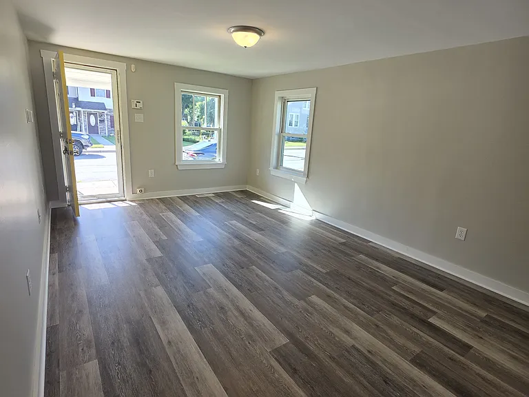 416 Pleasant St — Photo 3