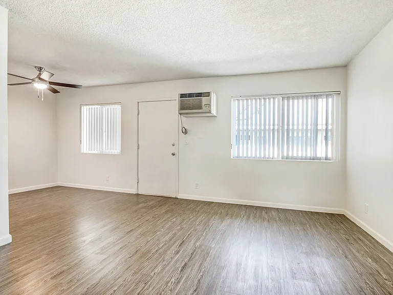 Woodman Apartments — Photo 61