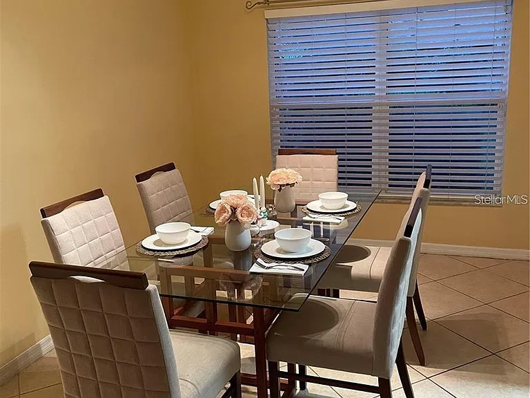 DINING ROOM WITH CROWN MOLDING.