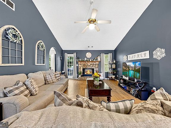 3rd image of 802 Windsor Dr