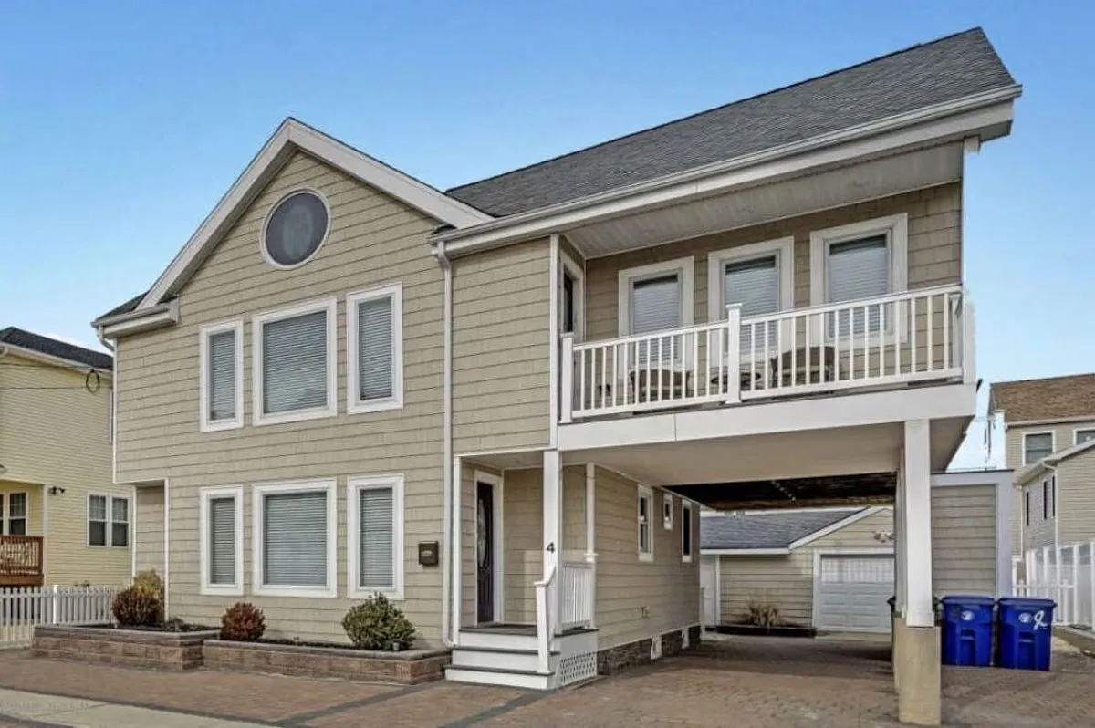 4 bed, 2.5 bath, 2682 sqft, $3,500 — Photo 1