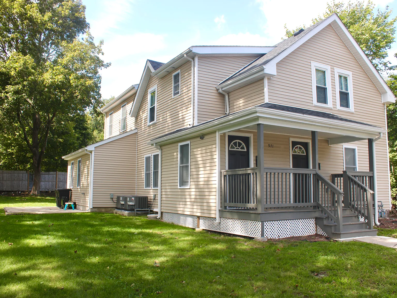 3 bed, 1041 sqft, $3,350 — Photo 2