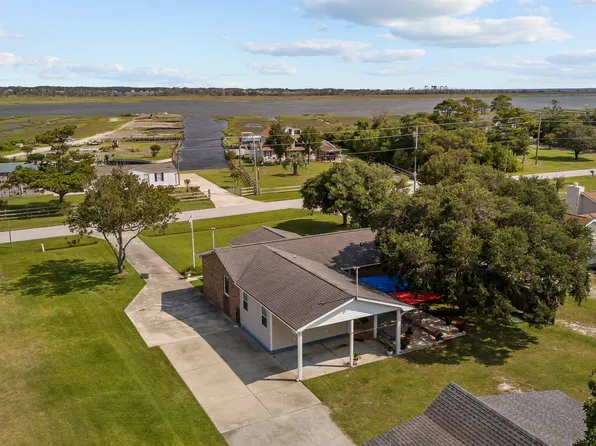 428 Bayview Drive, Harkers Island, NC 28531