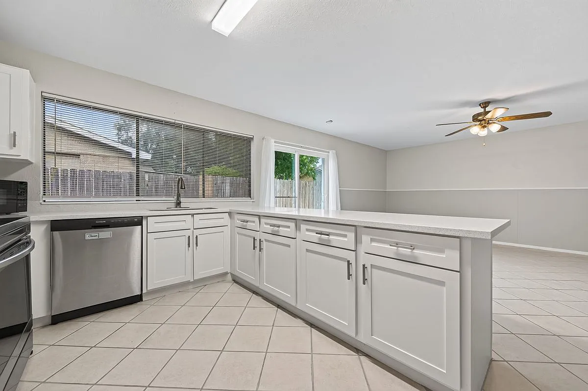 3 bed, 2.0 bath, 1810 sqft, $1,800 — Photo 4