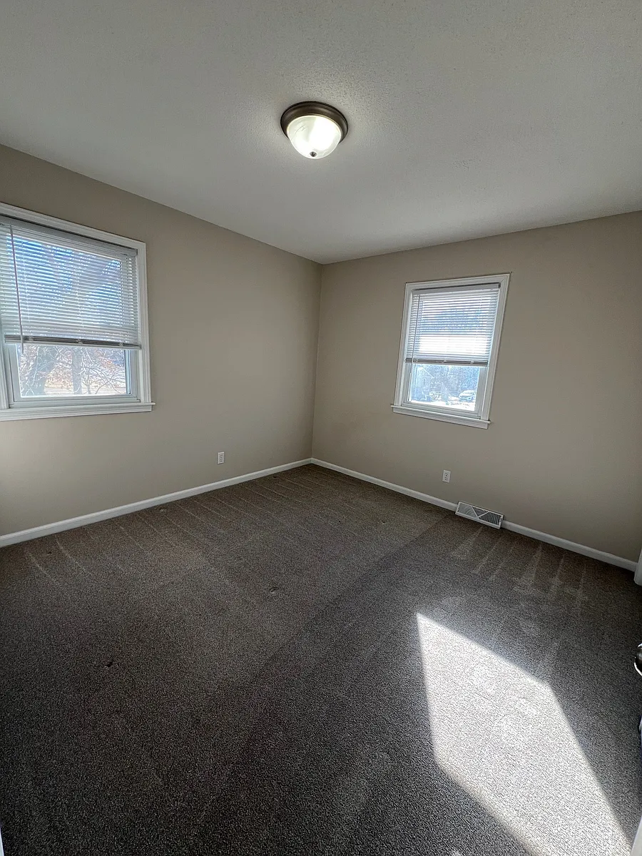 Building Photo - 135 SE 125th Rd