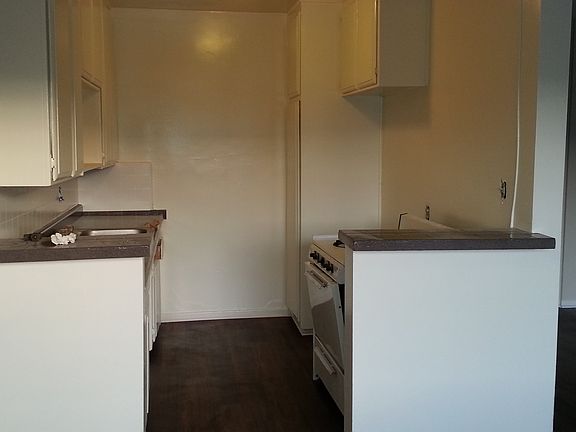 3rd image of 887 Center St APT 5