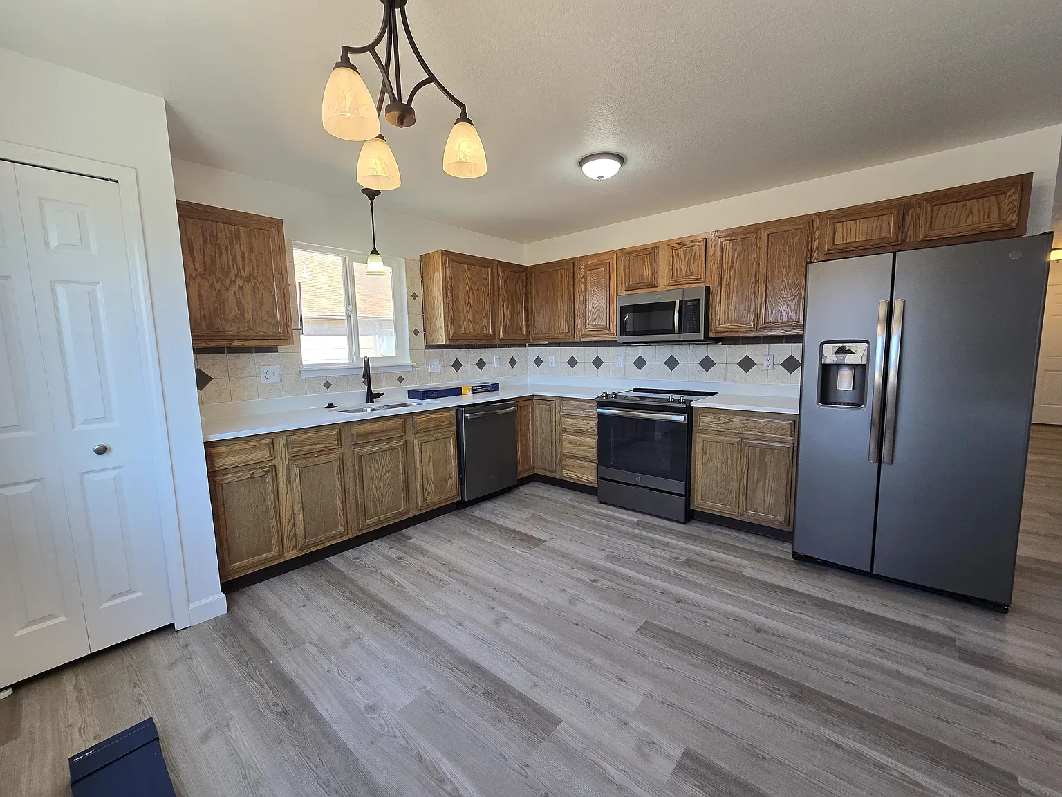 5 bed, 2251 sqft, $2,800 — Photo 2