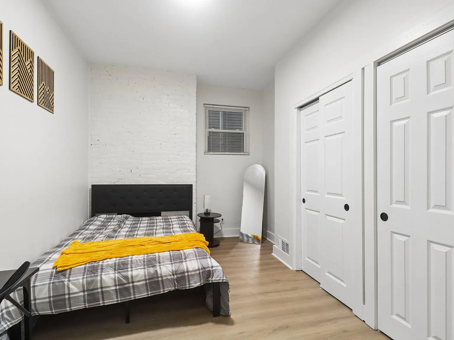 4 bed, 3.0 bath, 2600 sqft, $910 — Photo 2