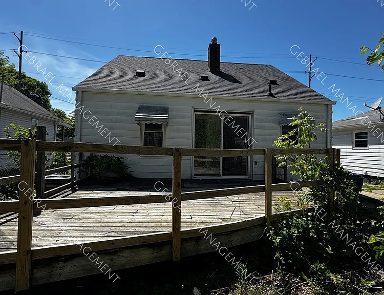 1119 Barney Ave — Photo 2