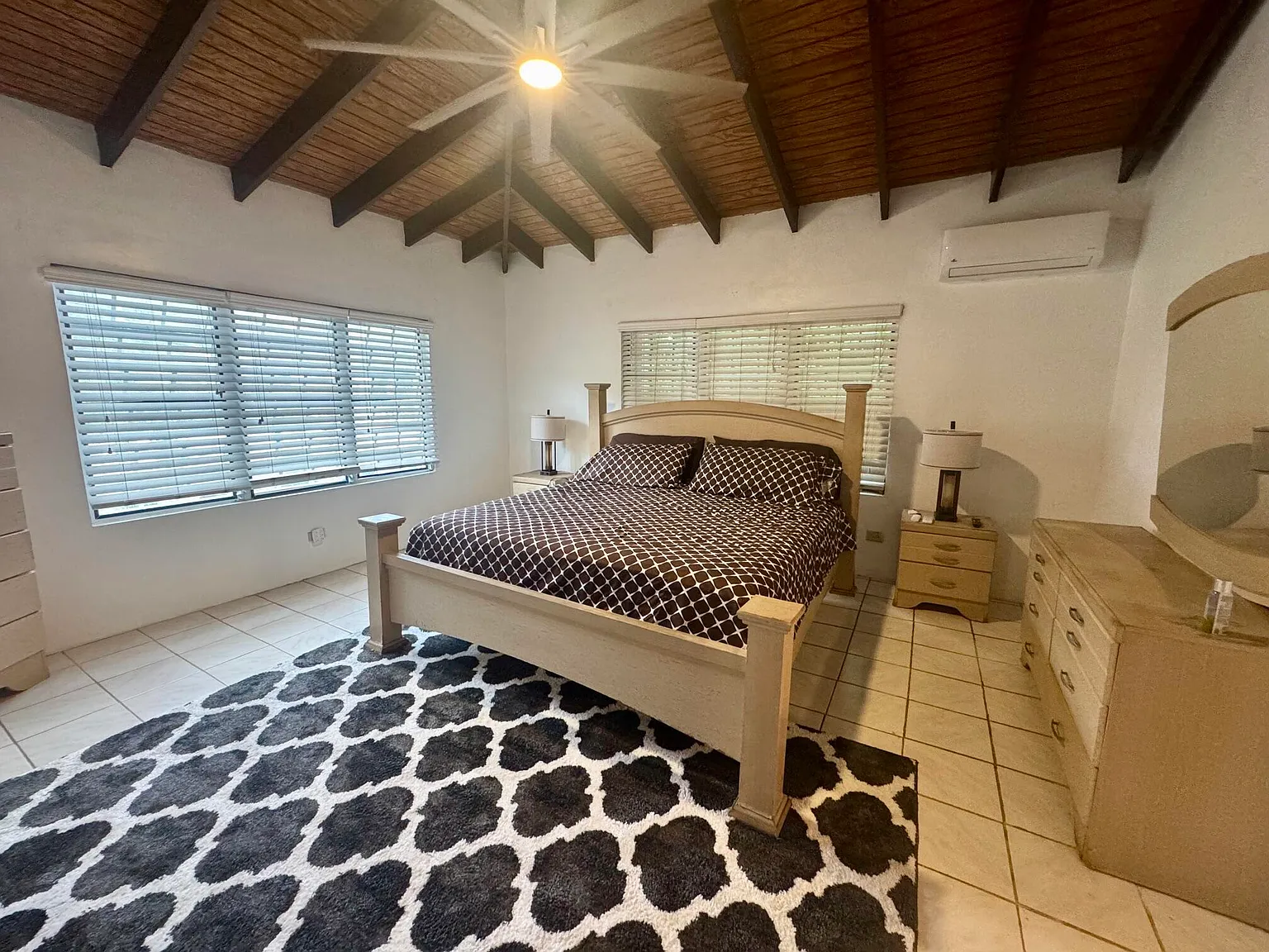 4 bed, $3,200 — Photo 4