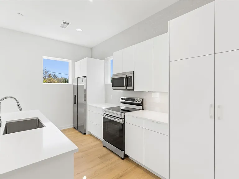 6012 Hudson St #3 — Photo 8