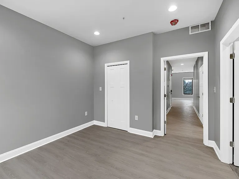 560 Madison Ave — Photo 14