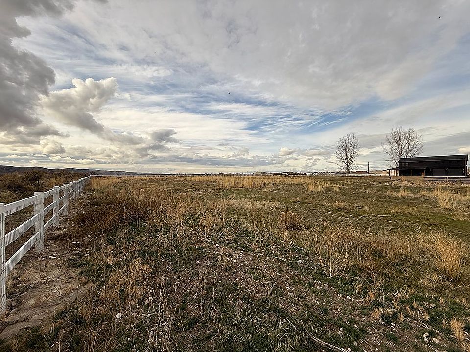 1st image of 405 Saddle Ln