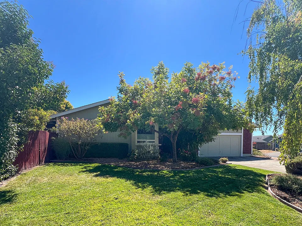 4 Blue Heron Pl