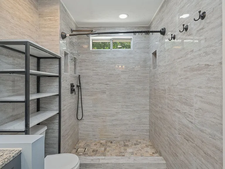 804 Sparkleberry Cv — Photo 19