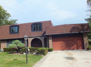 8349 Drover Ct, Darien, IL