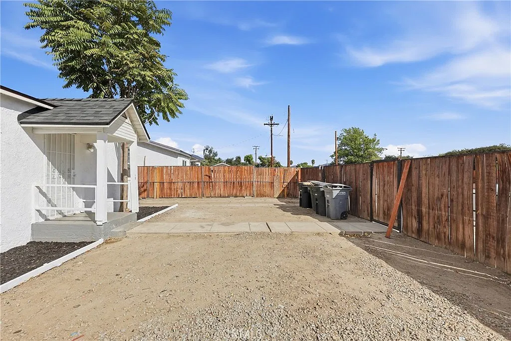 3 bed, 648 sqft, $2,650 — Photo 2