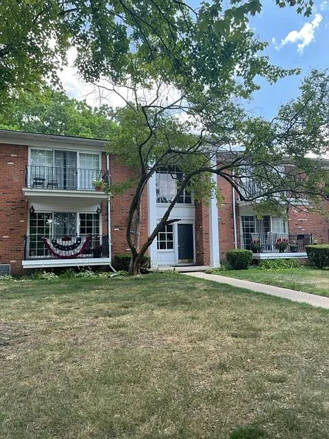 448 Fox Hills Dr N — Photo 2