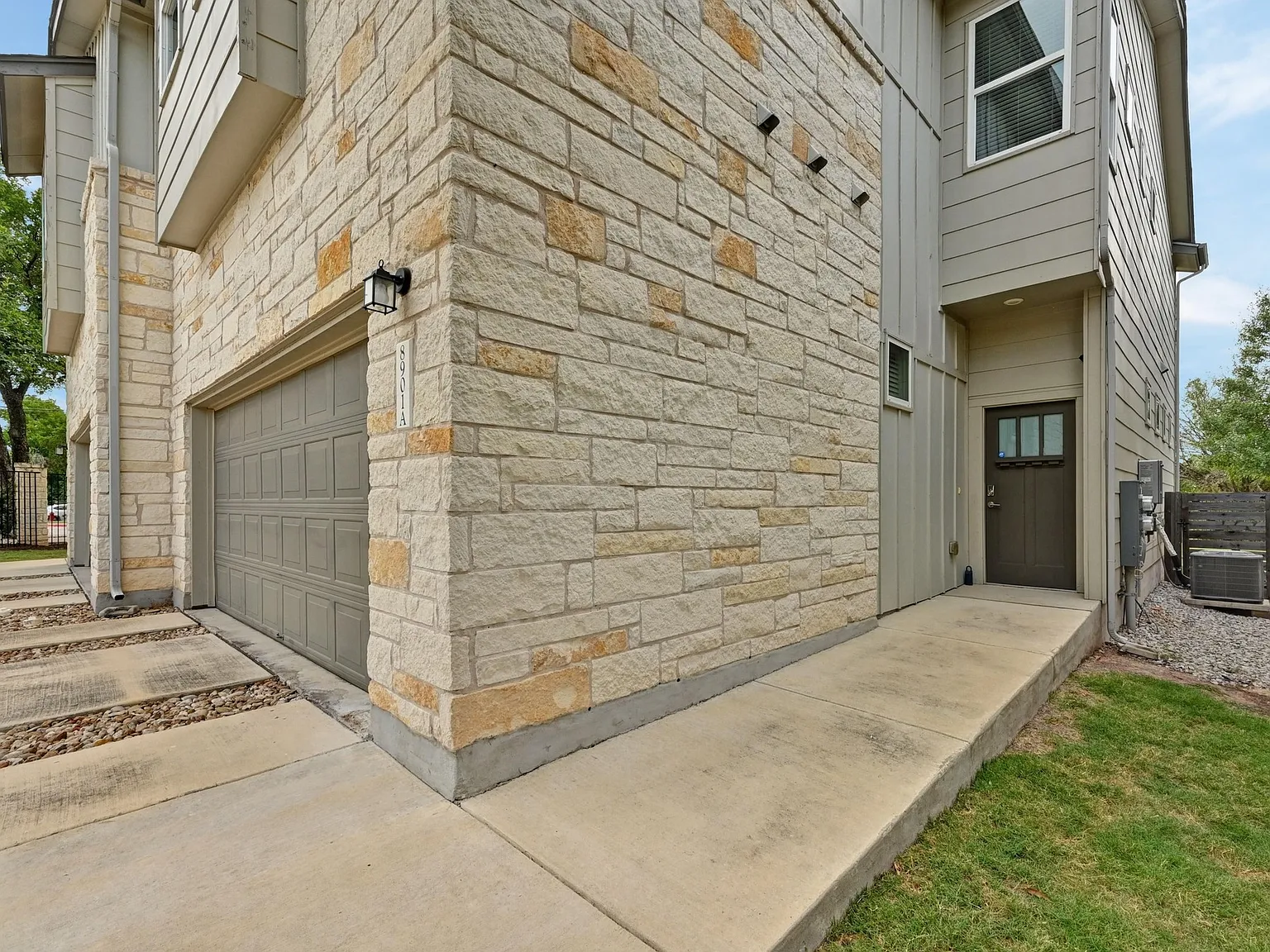 3 bed, 2.5 bath, 2090 sqft, $2,450 — Photo 3
