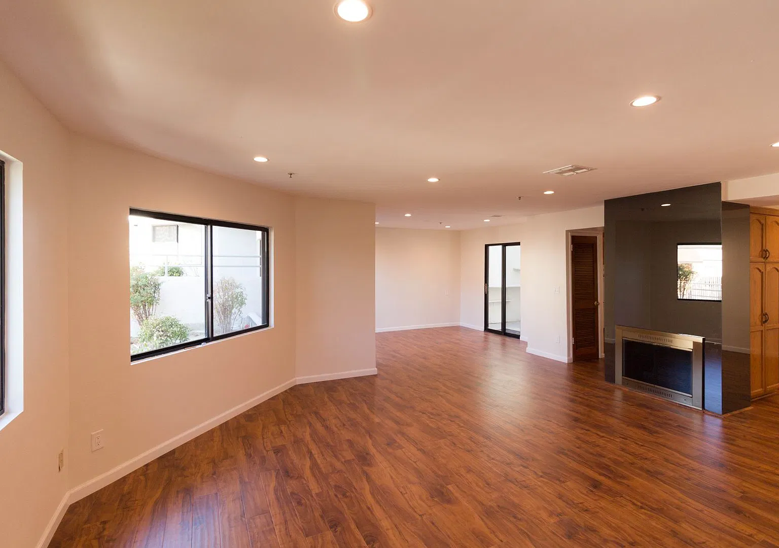 Spacious 3BR Townhouse in Glendale! — Photo 4