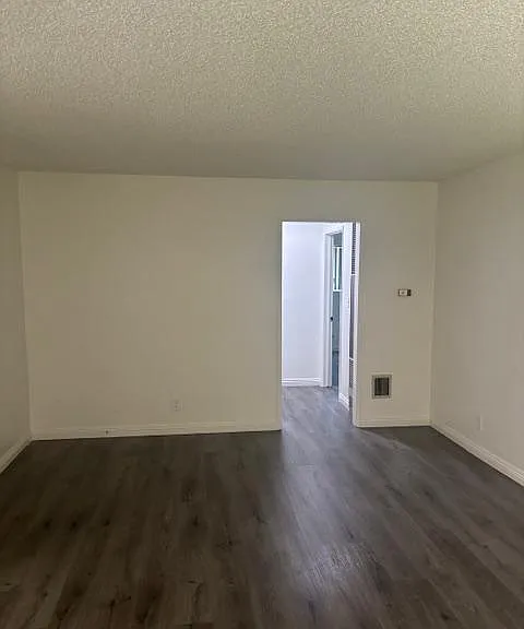 Raymond Manor — Photo 10