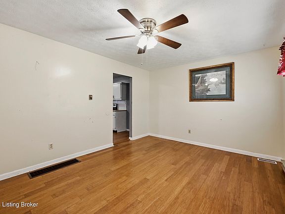 2nd image of 368 Rookwood Pkwy