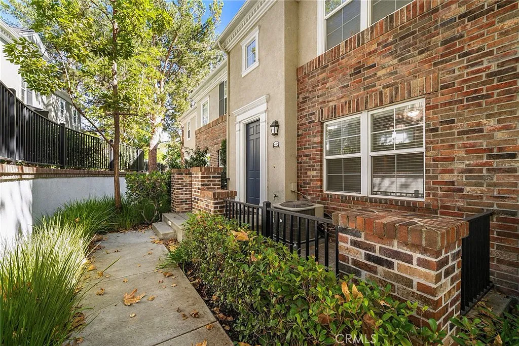 3 bed, 2.5 bath, 1635 sqft, $4,300 — Photo 1