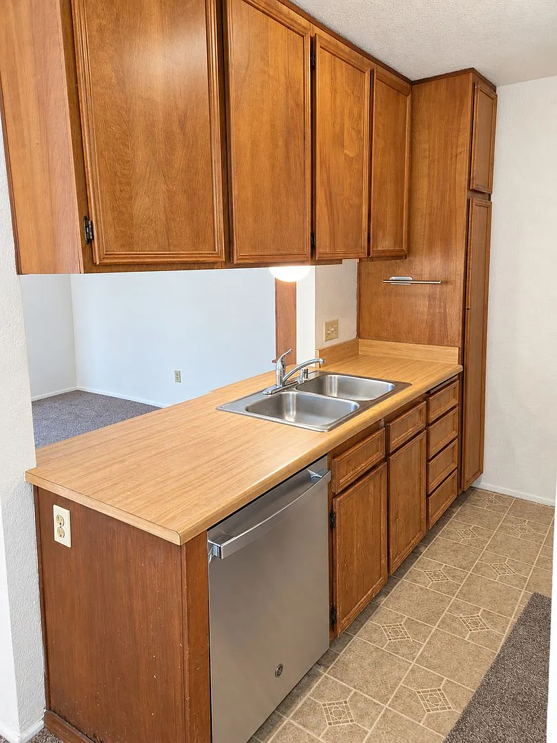 1BD Condo in Small 8 Unit Complex — Photo 3