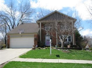 859 Laurel Ln, Milford, MI