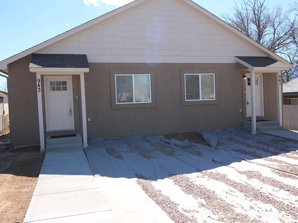 943 E Moreno Ave