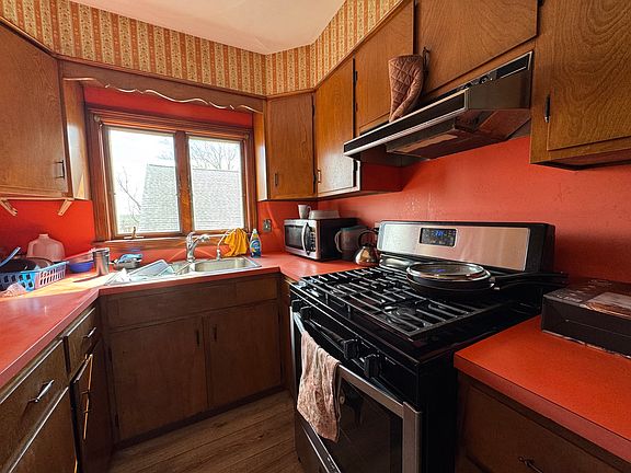 5th image of 631 Walnut St APT 3