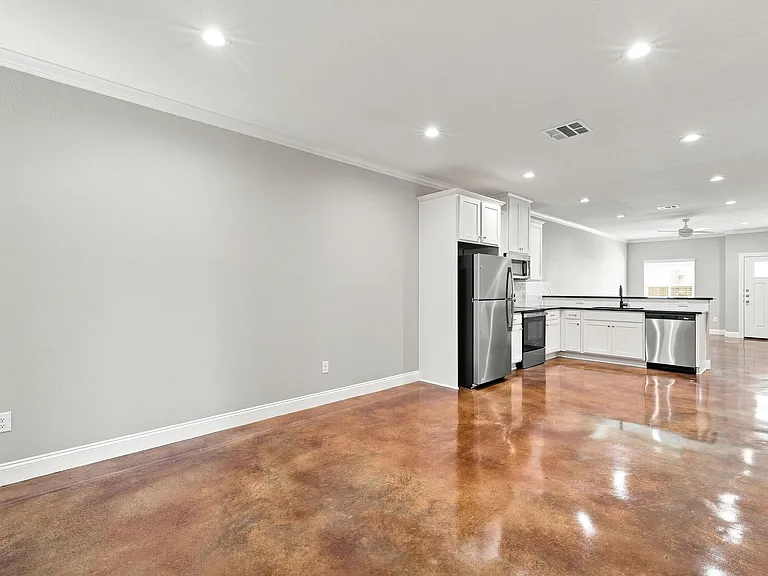 2416 Sloan Cir #B — Photo 8