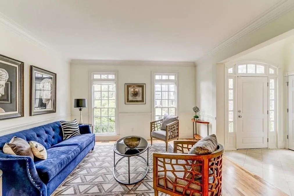 4 bed, 3.5 bath, 3946 sqft, $5,300 — Photo 4