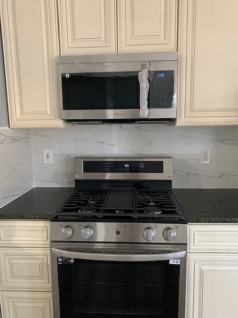 Kitchen New Microwave and new Samsung Stove