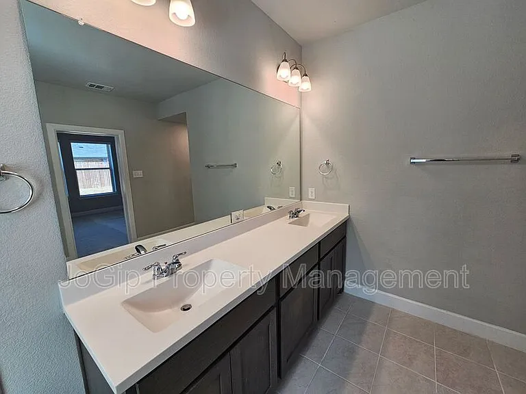 1740 Jamestown Dr — Photo 33