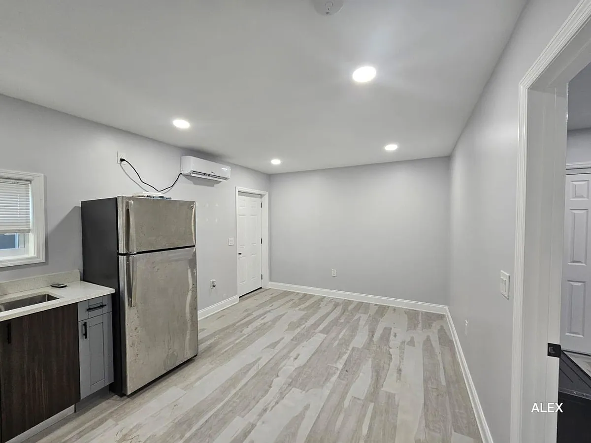 Unit Photo - 1100 Beverly Ave #E