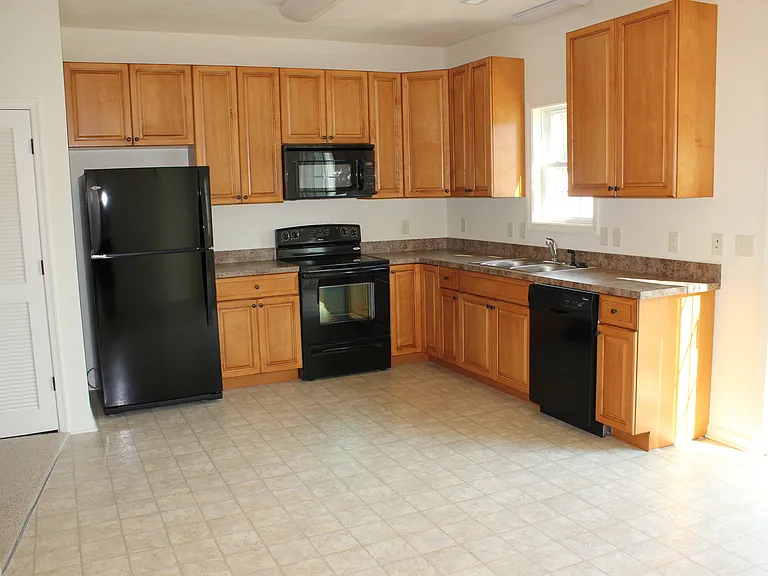 1033 Wellington Dr — Photo 7