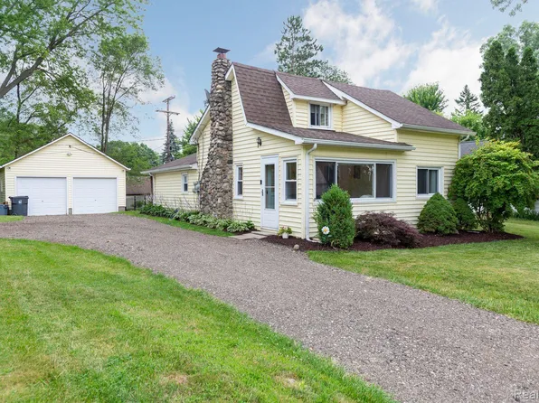 1542 1st Ave, Howell, MI 48843