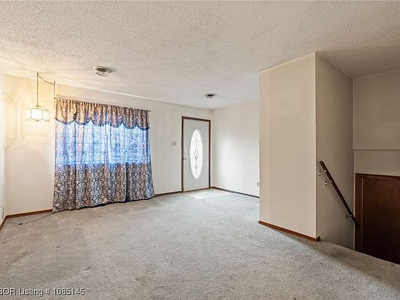 3rd image of 611 Honeysuckle Ln