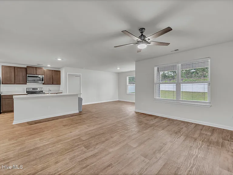 668 Buckeye Rd NE — Photo 3