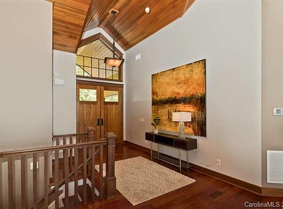 3rd image of 5 Point Bluff Dr
