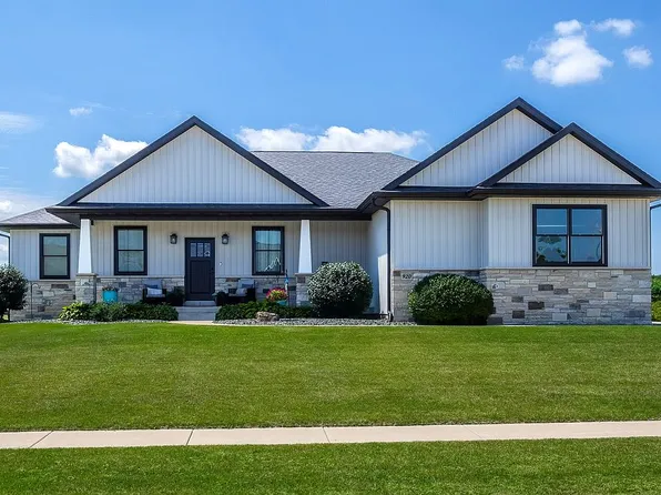 920 Muirfield Cir, Eldridge, IA 52748